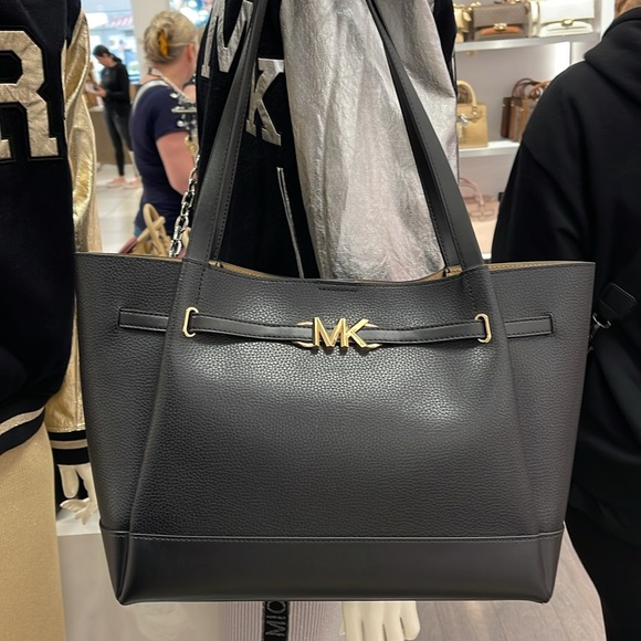 MICHAEL KORS
Reed Large Logo Belted Shoulder Tote Bag
Black 
NWT - Picture 16 of 16